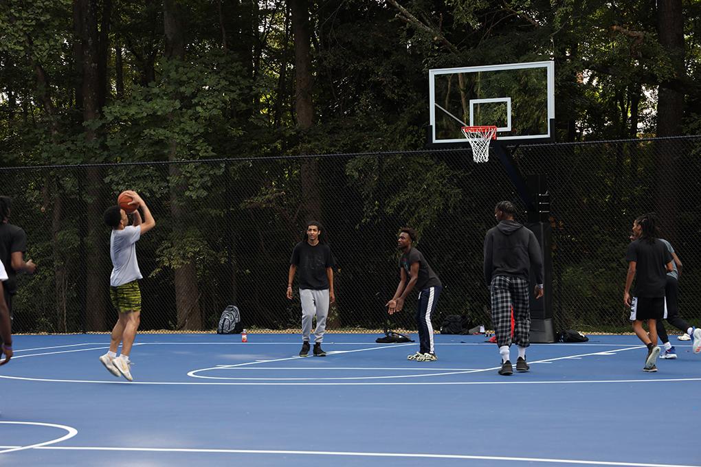 学生们在室外球场打篮球.